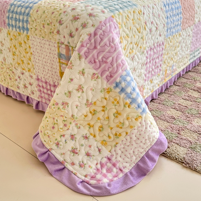 91家纺网 家纺一手货源 找家纺 岚吉家纺 2025新款牛奶绒小花边床盖三件套方格小花粉-绿