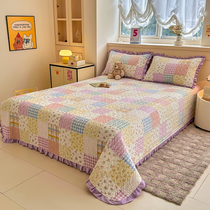 91家纺网 家纺一手货源 找家纺 岚吉家纺 2025新款牛奶绒小花边床盖三件套方格小花粉-绿