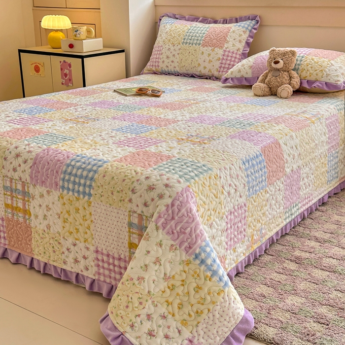 91家纺网 家纺一手货源 找家纺 岚吉家纺 2025新款牛奶绒小花边床盖三件套方格小花粉-绿