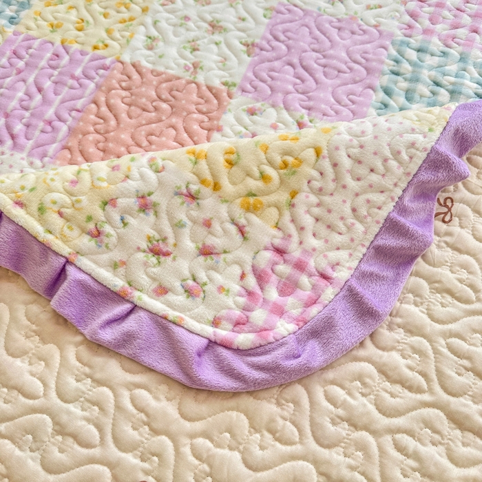 91家纺网 家纺一手货源 找家纺 岚吉家纺 2025新款牛奶绒小花边床盖三件套方格小花粉-绿