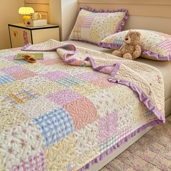 91家纺网 家纺一手货源 找家纺 岚吉家纺 2025新款牛奶绒小花边床盖三件套方格小花粉-绿