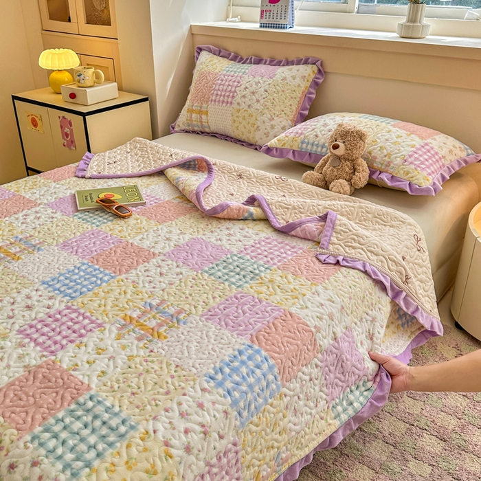 91家纺网 家纺一手货源 找家纺 岚吉家纺 2025新款牛奶绒小花边床盖三件套方格小花粉-绿