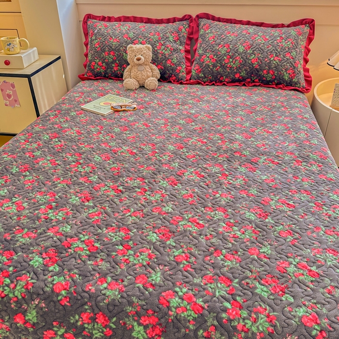 91家纺网 家纺一手货源 找家纺 岚吉家纺 2025新款牛奶绒小花边床盖三件套玫瑰故事