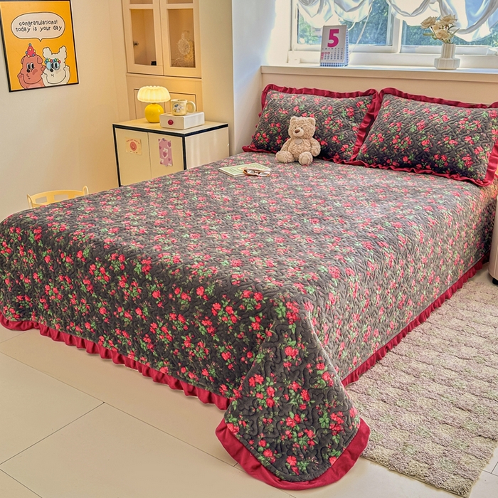 91家纺网 家纺一手货源 找家纺 岚吉家纺 2025新款牛奶绒小花边床盖三件套玫瑰故事