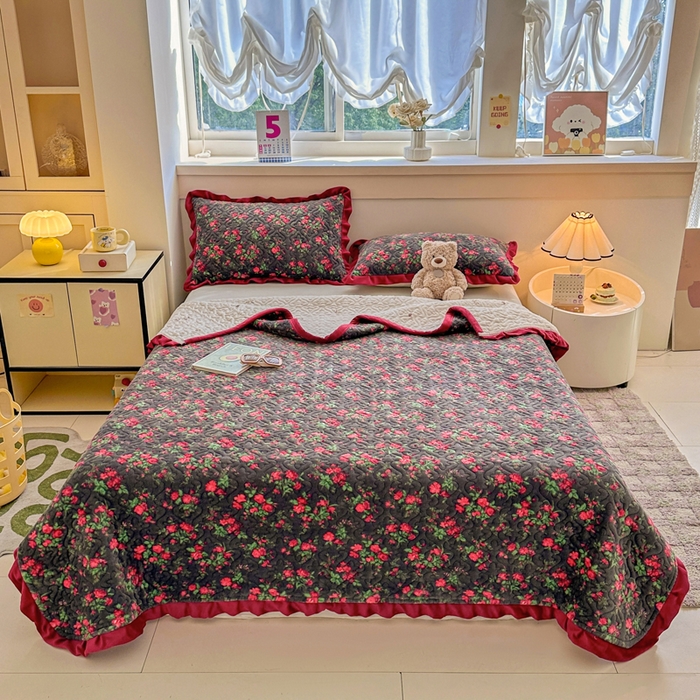 91家纺网 家纺一手货源 找家纺 岚吉家纺 2025新款牛奶绒小花边床盖三件套玫瑰故事