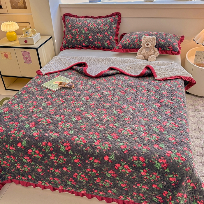 91家纺网 家纺一手货源 找家纺 岚吉家纺 2025新款牛奶绒小花边床盖三件套玫瑰故事