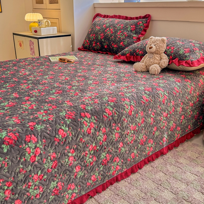 91家纺网 家纺一手货源 找家纺 岚吉家纺 2025新款牛奶绒小花边床盖三件套玫瑰故事