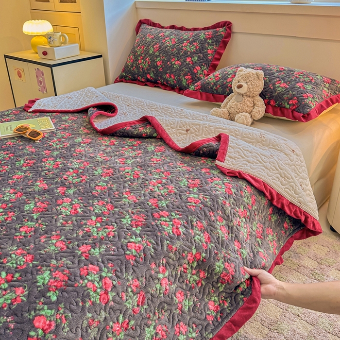 91家纺网 家纺一手货源 找家纺 岚吉家纺 2025新款牛奶绒小花边床盖三件套玫瑰故事