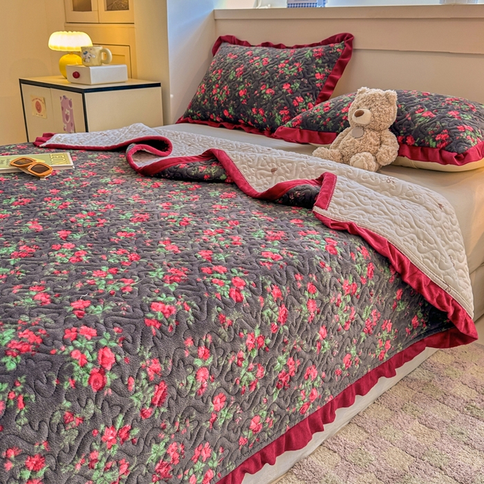 91家纺网 家纺一手货源 找家纺 岚吉家纺 2025新款牛奶绒小花边床盖三件套玫瑰故事