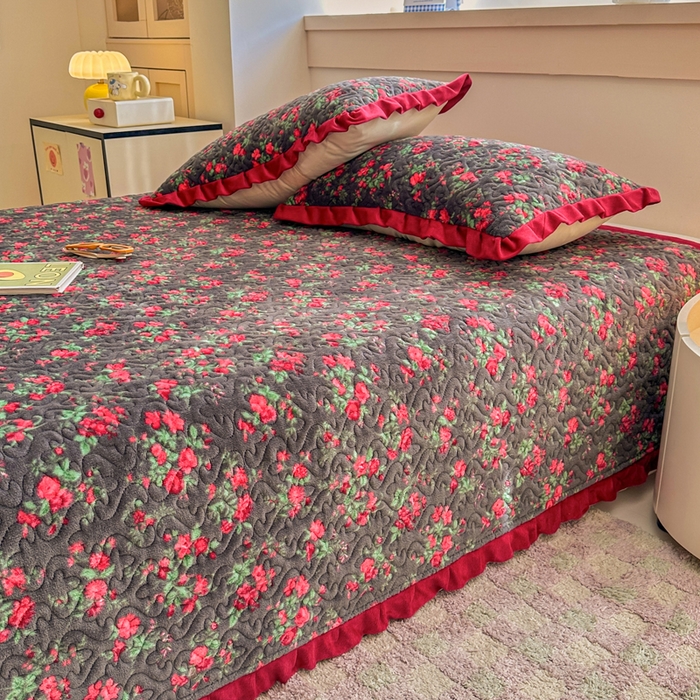 91家纺网 家纺一手货源 找家纺 岚吉家纺 2025新款牛奶绒小花边床盖三件套玫瑰故事