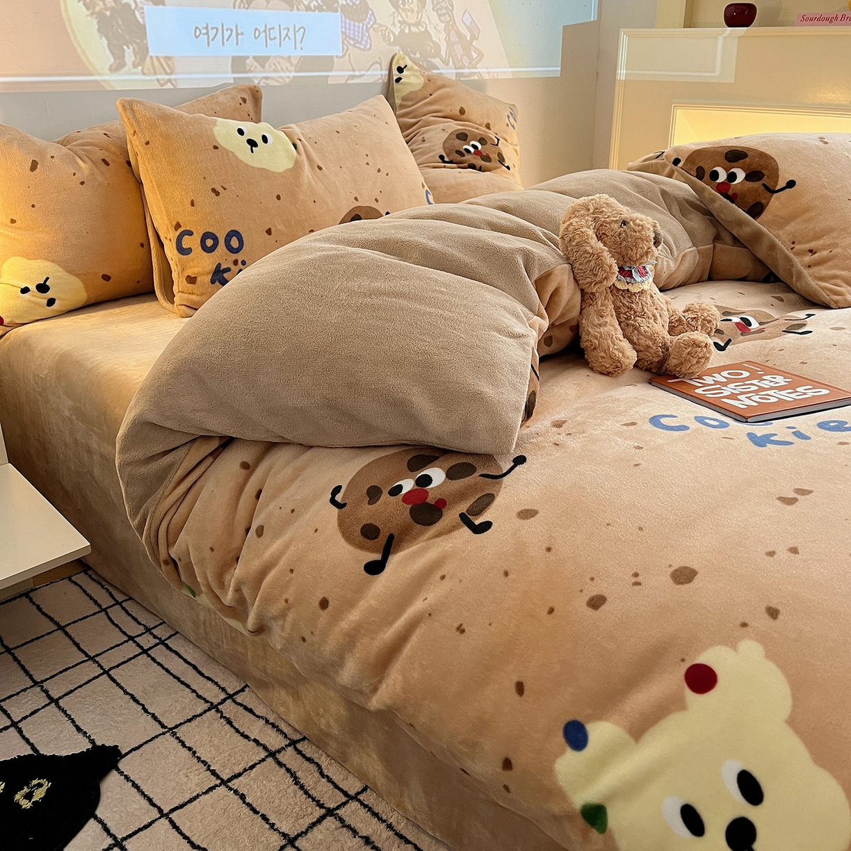 91家纺网 家纺一手货源 找家纺 瑞莱 2025新款A类200克高克重秋冬印花牛奶绒四件套-卡通系列 巧克力曲奇