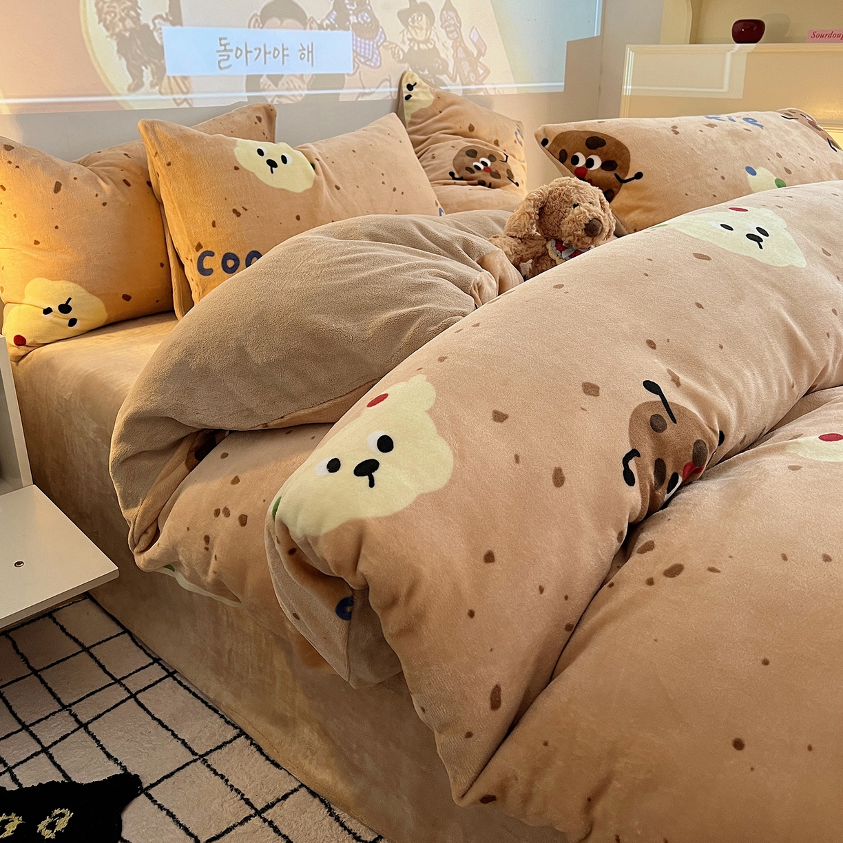 91家纺网 家纺一手货源 找家纺 瑞莱 2025新款A类200克高克重秋冬印花牛奶绒四件套-卡通系列 巧克力曲奇