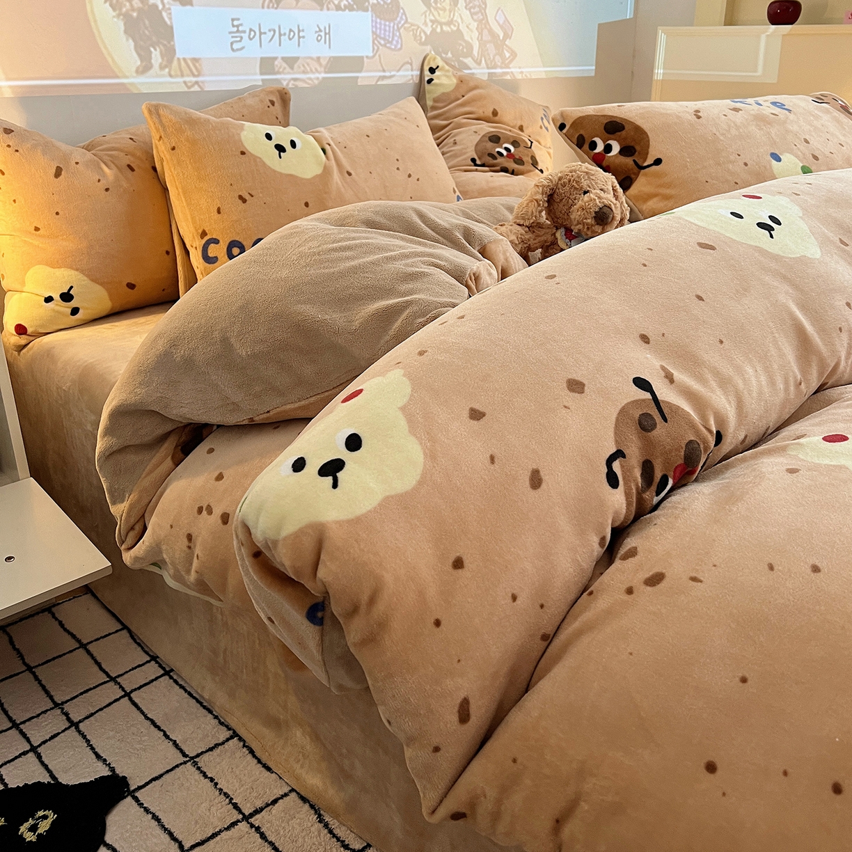 91家纺网 家纺一手货源 找家纺 瑞莱 2025新款A类200克高克重秋冬印花牛奶绒四件套-卡通系列 巧克力曲奇