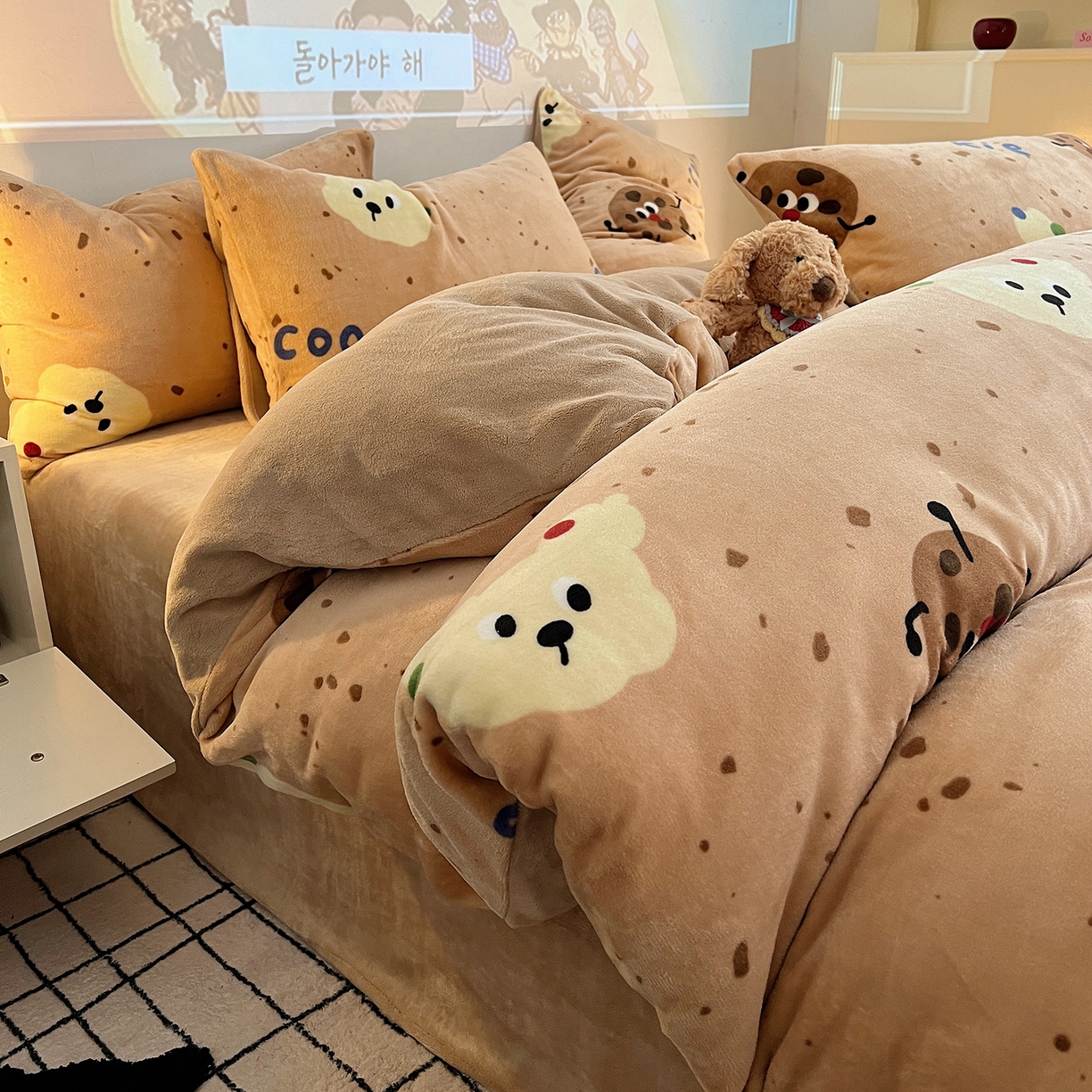 91家纺网 家纺一手货源 找家纺 瑞莱 2025新款A类200克高克重秋冬印花牛奶绒四件套-卡通系列 巧克力曲奇