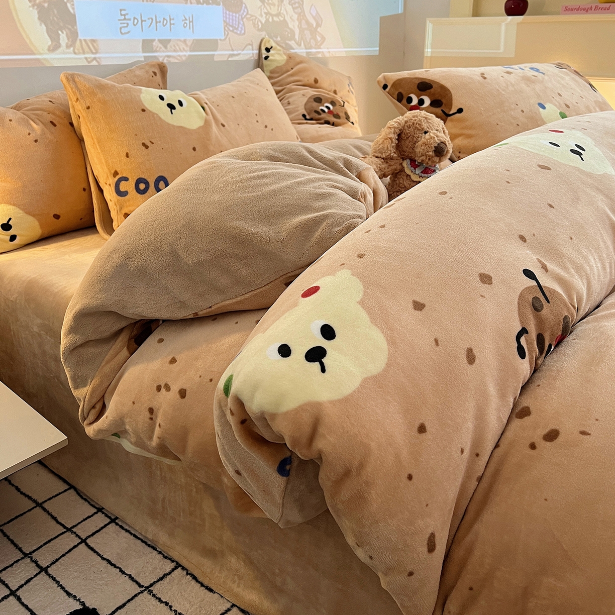 91家纺网 家纺一手货源 找家纺 瑞莱 2025新款A类200克高克重秋冬印花牛奶绒四件套-卡通系列 巧克力曲奇