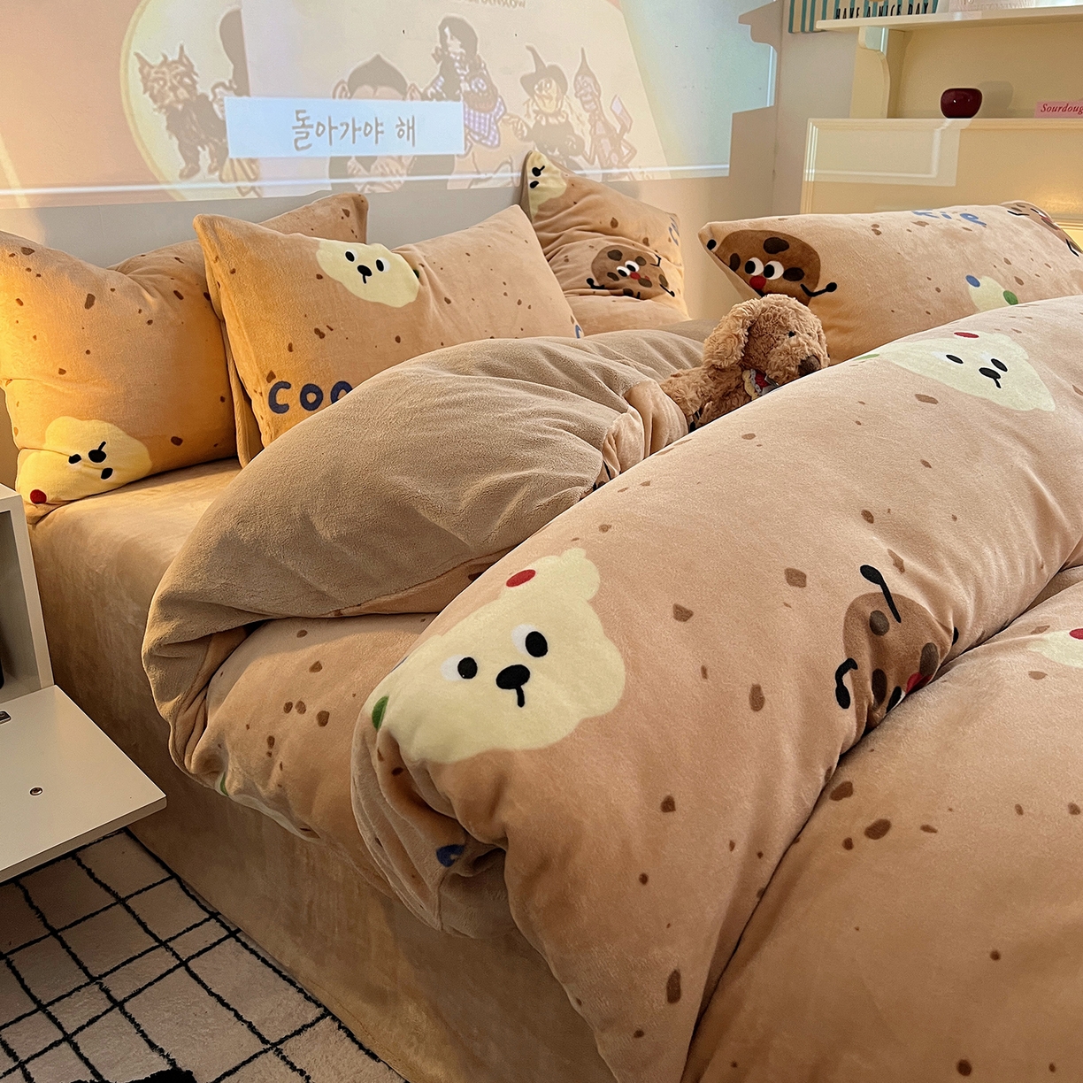 91家纺网 家纺一手货源 找家纺 瑞莱 2025新款A类200克高克重秋冬印花牛奶绒四件套-卡通系列 巧克力曲奇