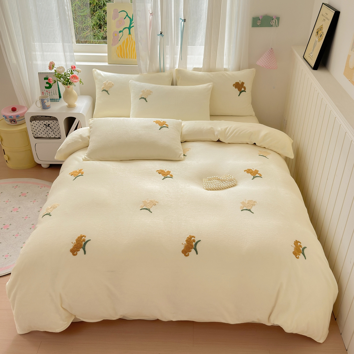 91家纺网 家纺一手货源 找家纺 典雅家纺 2025新款高克重牛奶绒毛巾绣系列四件套-香水百合 奶油色