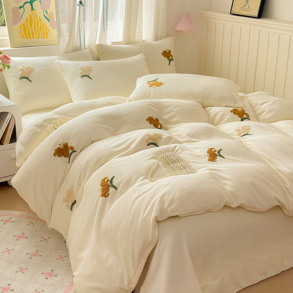 91家纺网 家纺一手货源 找家纺 典雅家纺 2025新款高克重牛奶绒毛巾绣系列四件套-香水百合 奶油色