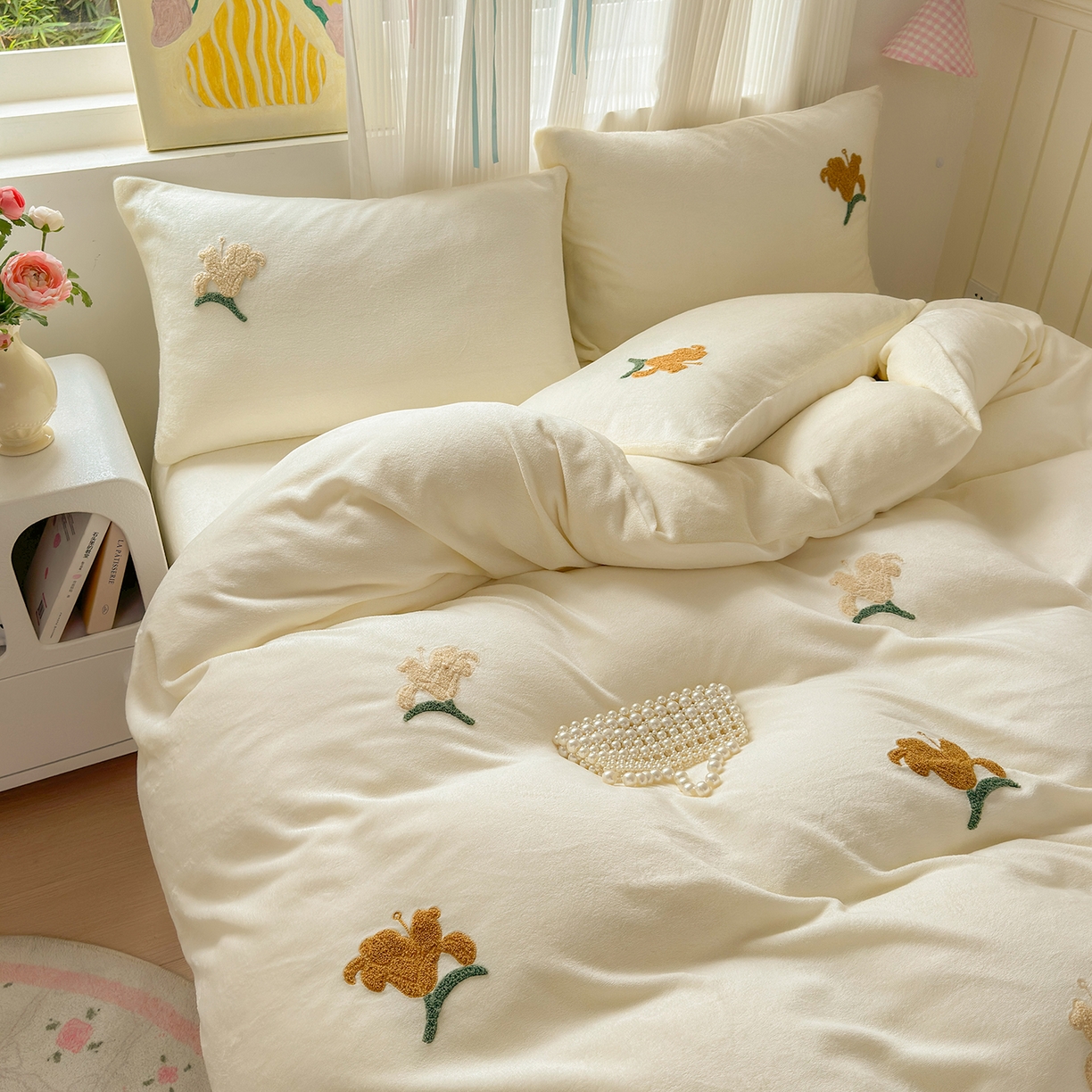 91家纺网 家纺一手货源 找家纺 典雅家纺 2025新款高克重牛奶绒毛巾绣系列四件套-香水百合 奶油色