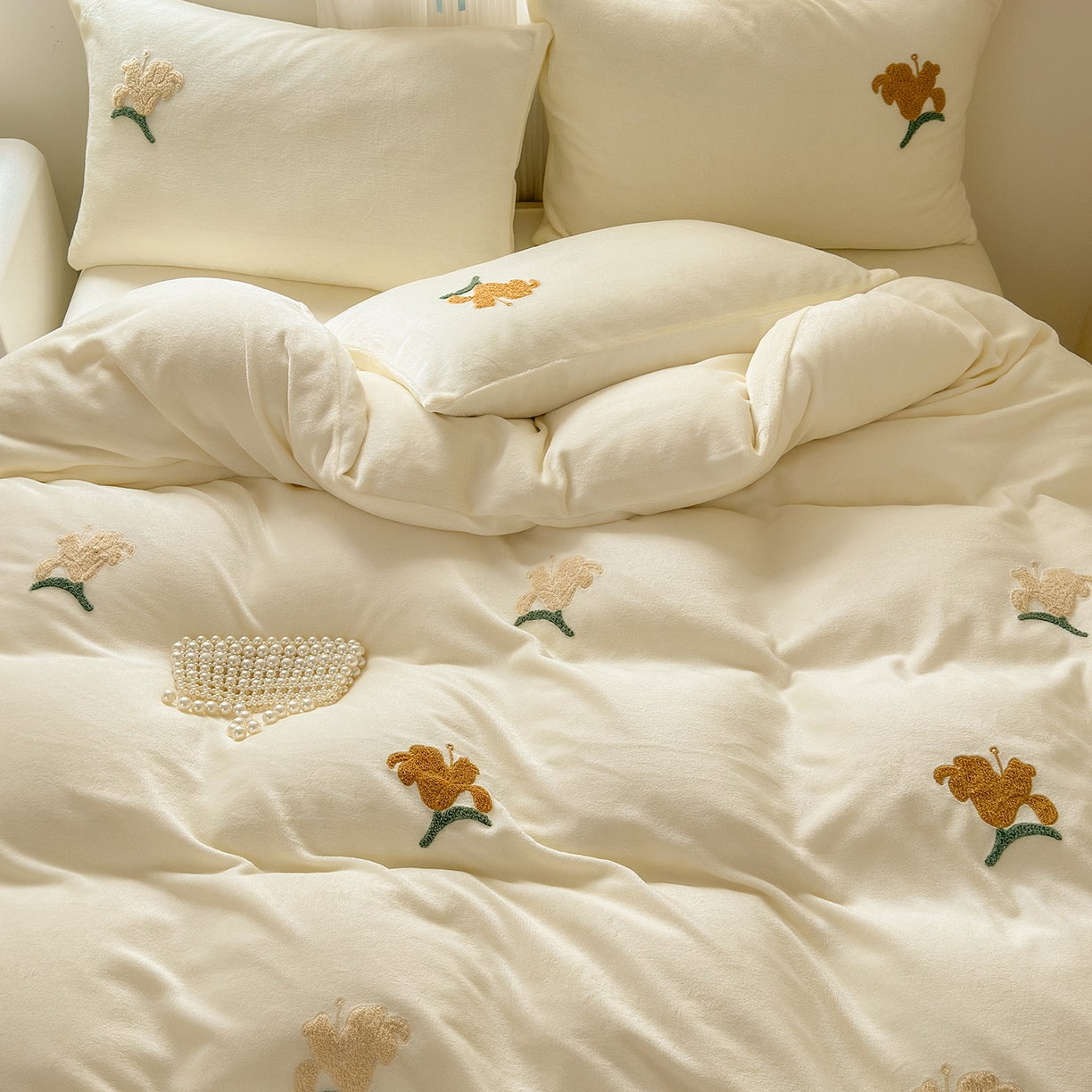 91家纺网 家纺一手货源 找家纺 典雅家纺 2025新款高克重牛奶绒毛巾绣系列四件套-香水百合 奶油色