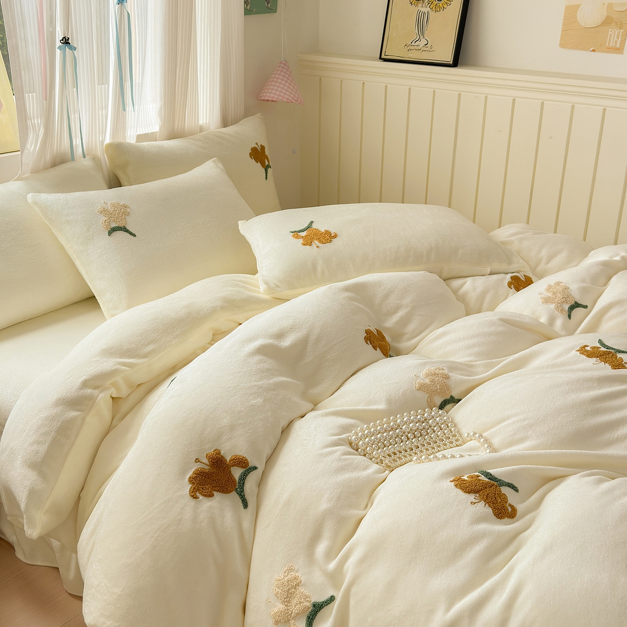 91家纺网 家纺一手货源 找家纺 典雅家纺 2025新款高克重牛奶绒毛巾绣系列四件套-香水百合 奶油色