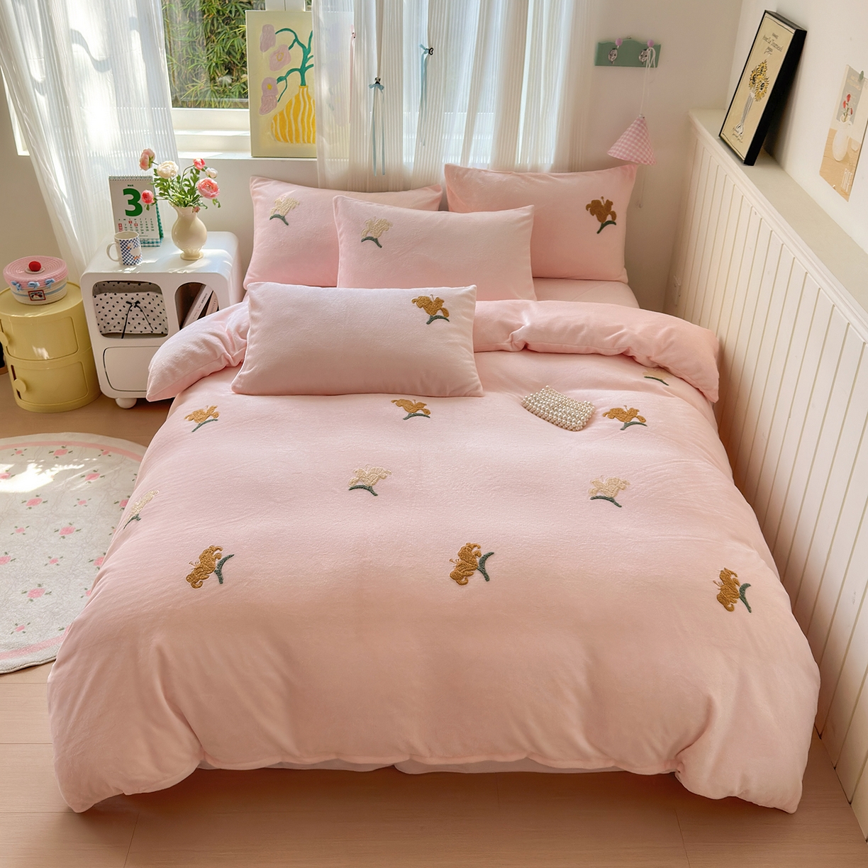 91家纺网 家纺一手货源 找家纺 典雅家纺 2025新款高克重牛奶绒毛巾绣系列四件套-香水百合 粉色