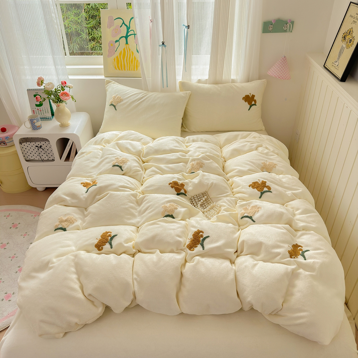 91家纺网 家纺一手货源 找家纺 典雅家纺 2025新款高克重牛奶绒毛巾绣系列四件套-香水百合 奶油色