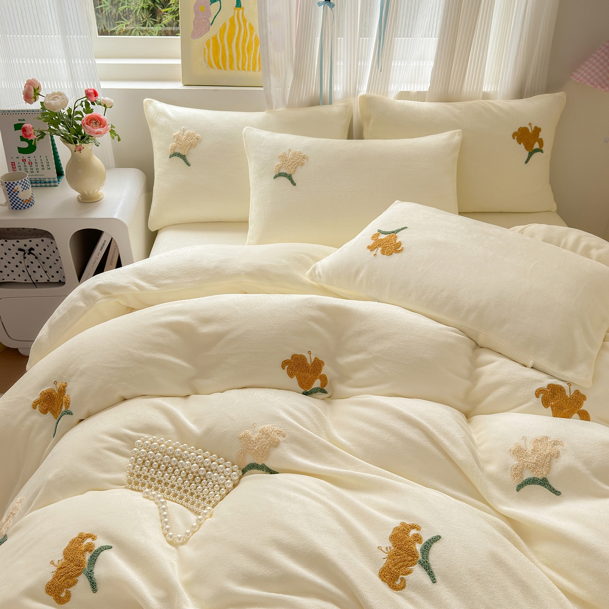 91家纺网 家纺一手货源 找家纺 典雅家纺 2025新款高克重牛奶绒毛巾绣系列四件套-香水百合 奶油色