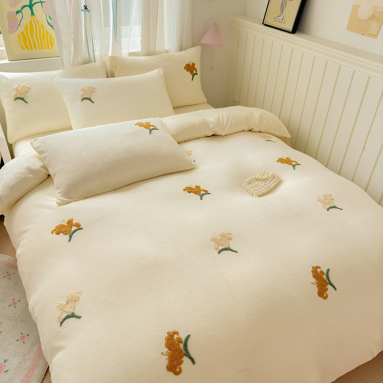 91家纺网 家纺一手货源 找家纺 典雅家纺 2025新款高克重牛奶绒毛巾绣系列四件套-香水百合 奶油色