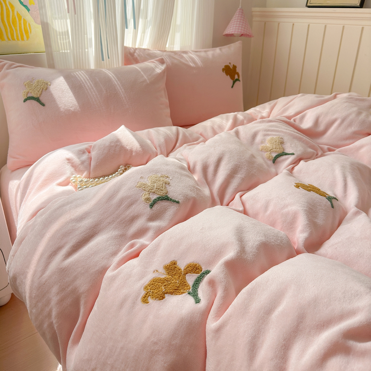 91家纺网 家纺一手货源 找家纺 典雅家纺 2025新款高克重牛奶绒毛巾绣系列四件套-香水百合 粉色