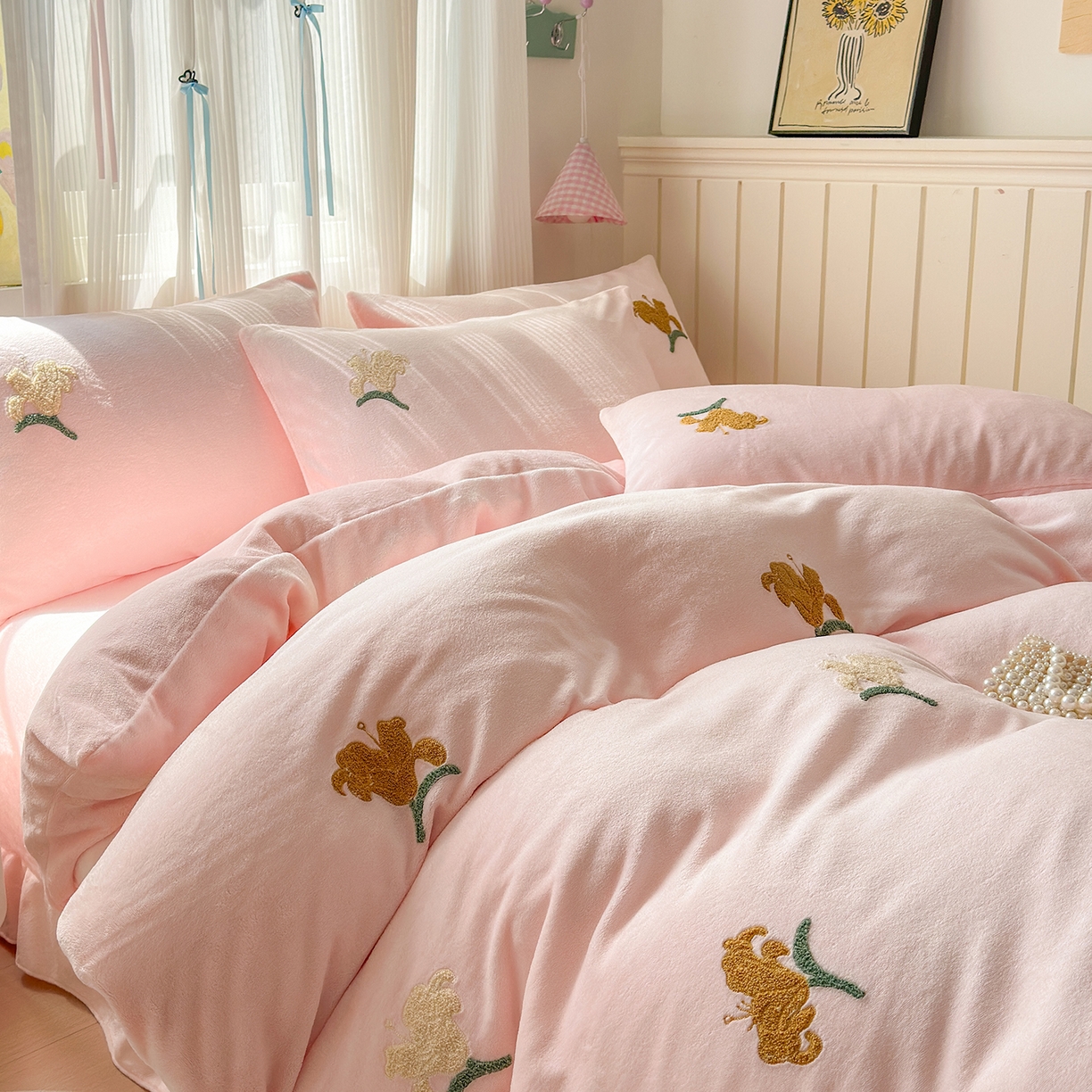 91家纺网 家纺一手货源 找家纺 典雅家纺 2025新款高克重牛奶绒毛巾绣系列四件套-香水百合 粉色