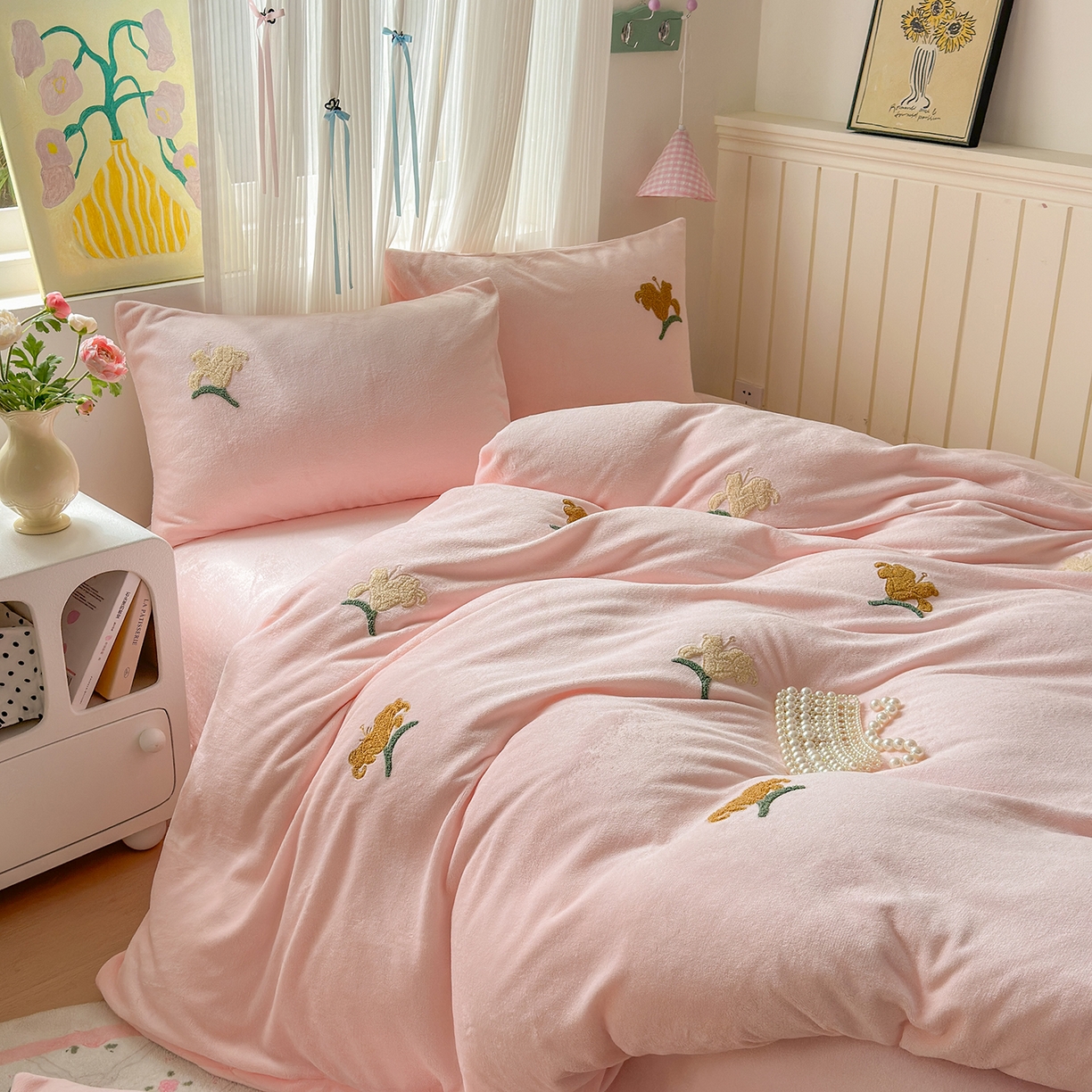 91家纺网 家纺一手货源 找家纺 典雅家纺 2025新款高克重牛奶绒毛巾绣系列四件套-香水百合 粉色