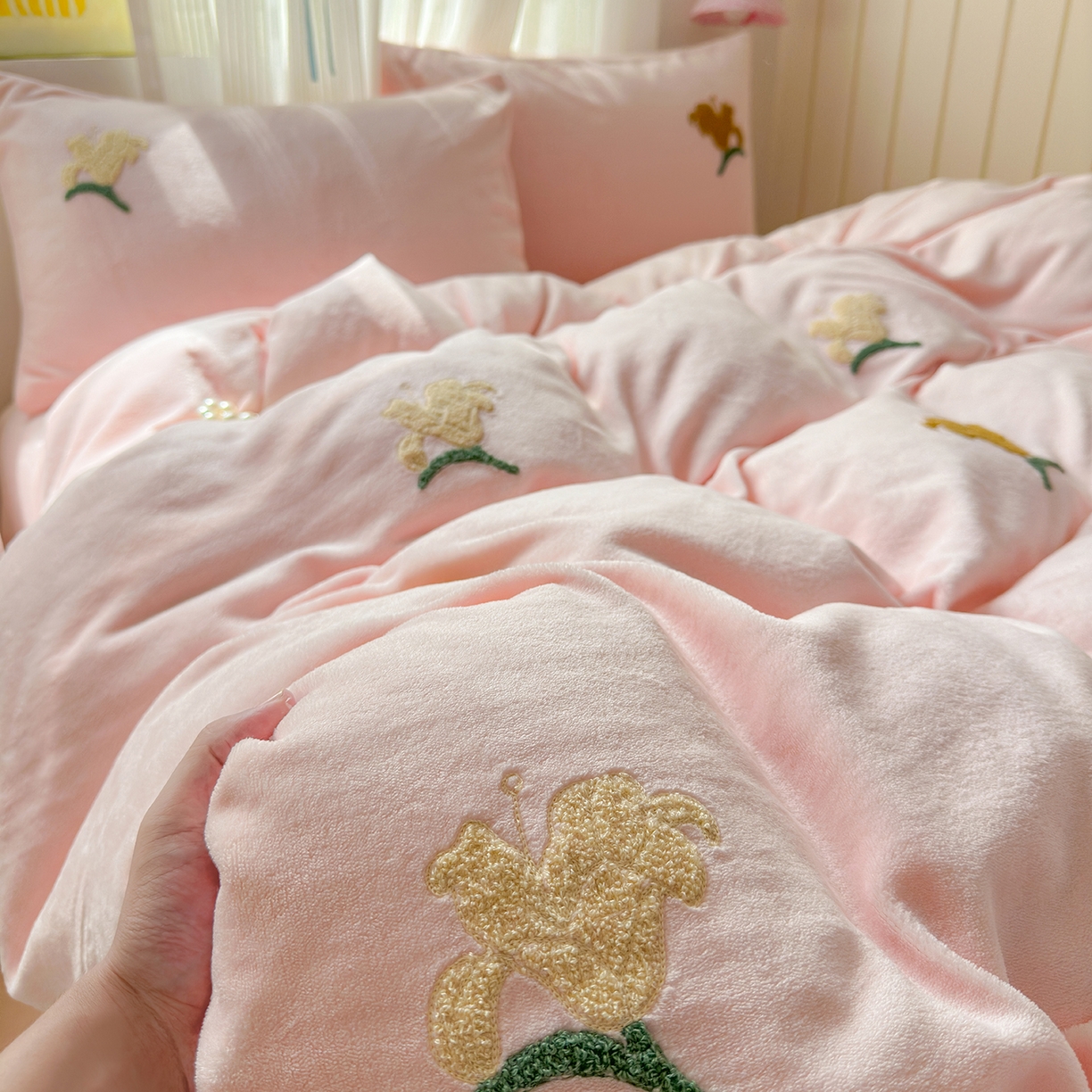 91家纺网 家纺一手货源 找家纺 典雅家纺 2025新款高克重牛奶绒毛巾绣系列四件套-香水百合 粉色