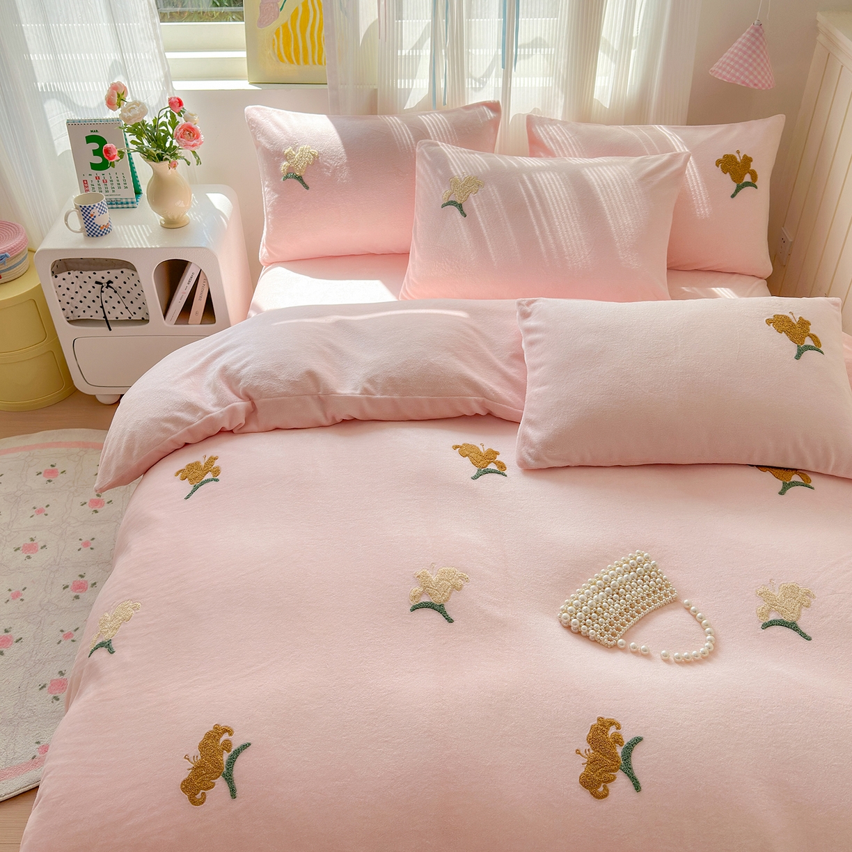 91家纺网 家纺一手货源 找家纺 典雅家纺 2025新款高克重牛奶绒毛巾绣系列四件套-香水百合 粉色