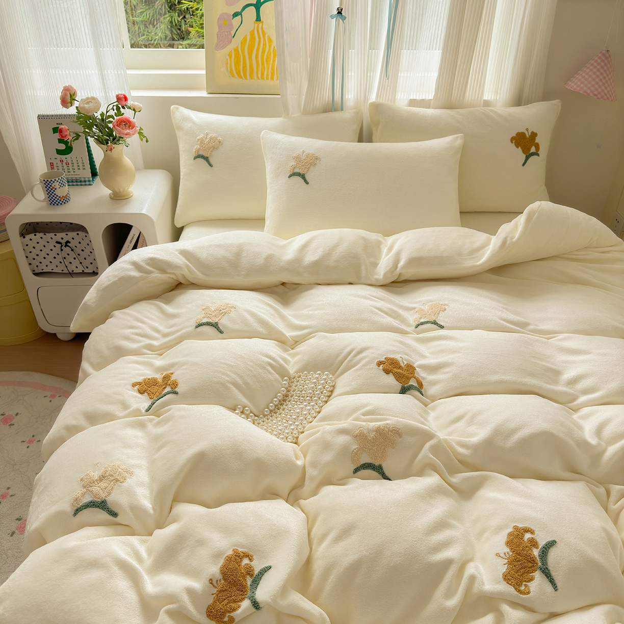 91家纺网 家纺一手货源 找家纺 典雅家纺 2025新款高克重牛奶绒毛巾绣系列四件套-香水百合 奶油色