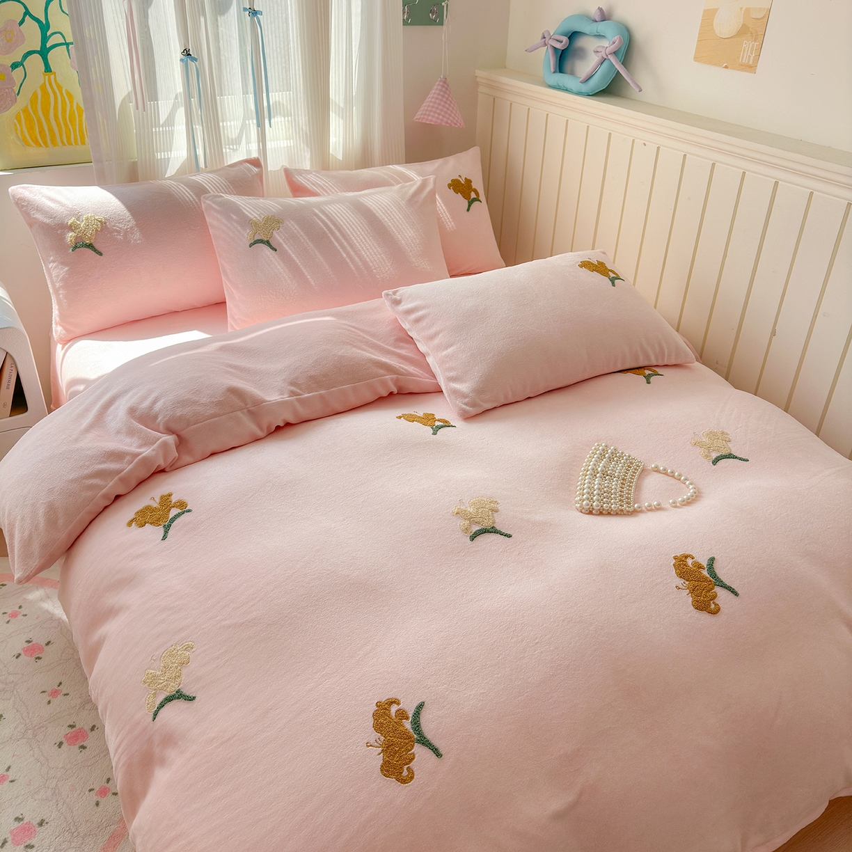 91家纺网 家纺一手货源 找家纺 典雅家纺 2025新款高克重牛奶绒毛巾绣系列四件套-香水百合 粉色