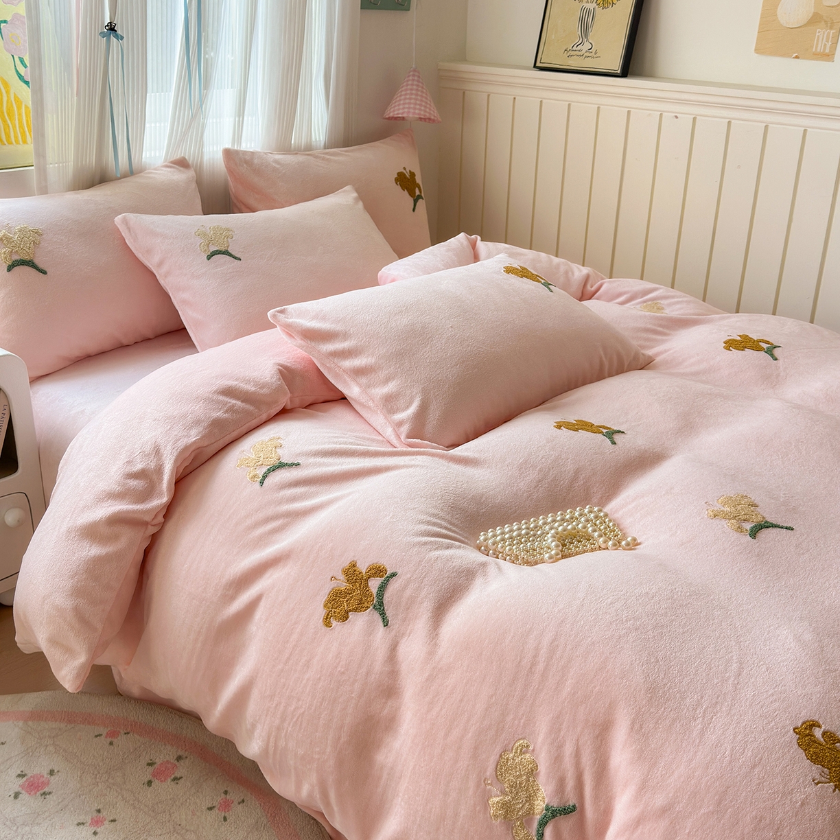 91家纺网 家纺一手货源 找家纺 典雅家纺 2025新款高克重牛奶绒毛巾绣系列四件套-香水百合 粉色