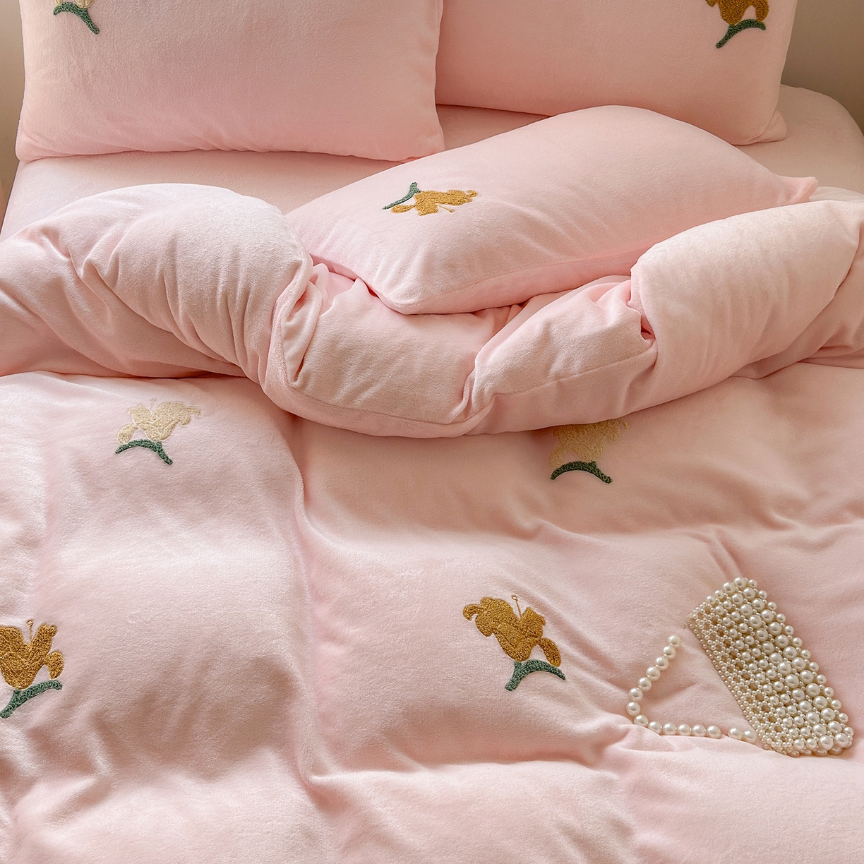 91家纺网 家纺一手货源 找家纺 典雅家纺 2025新款高克重牛奶绒毛巾绣系列四件套-香水百合 粉色