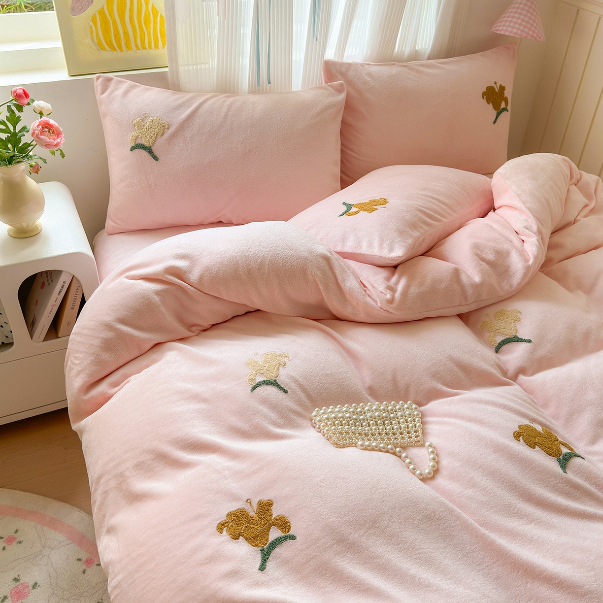 91家纺网 家纺一手货源 找家纺 典雅家纺 2025新款高克重牛奶绒毛巾绣系列四件套-香水百合 粉色