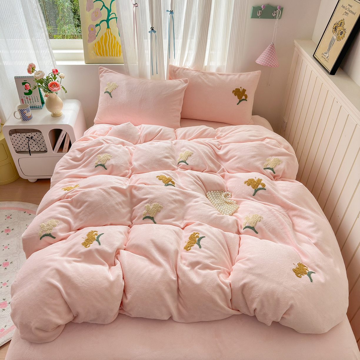 91家纺网 家纺一手货源 找家纺 典雅家纺 2025新款高克重牛奶绒毛巾绣系列四件套-香水百合 粉色