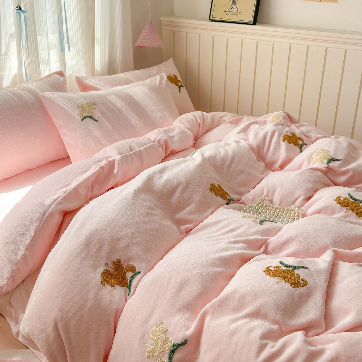 91家纺网 家纺一手货源 找家纺 典雅家纺 2025新款高克重牛奶绒毛巾绣系列四件套-香水百合 粉色