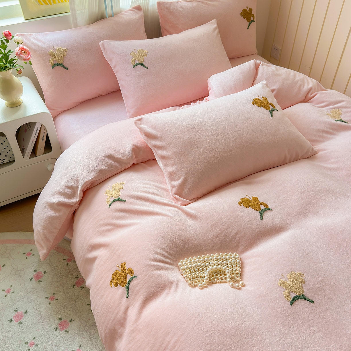 91家纺网 家纺一手货源 找家纺 典雅家纺 2025新款高克重牛奶绒毛巾绣系列四件套-香水百合 粉色