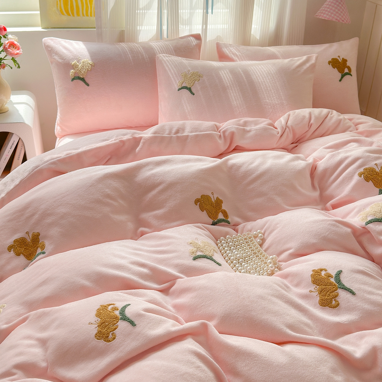 91家纺网 家纺一手货源 找家纺 典雅家纺 2025新款高克重牛奶绒毛巾绣系列四件套-香水百合 粉色