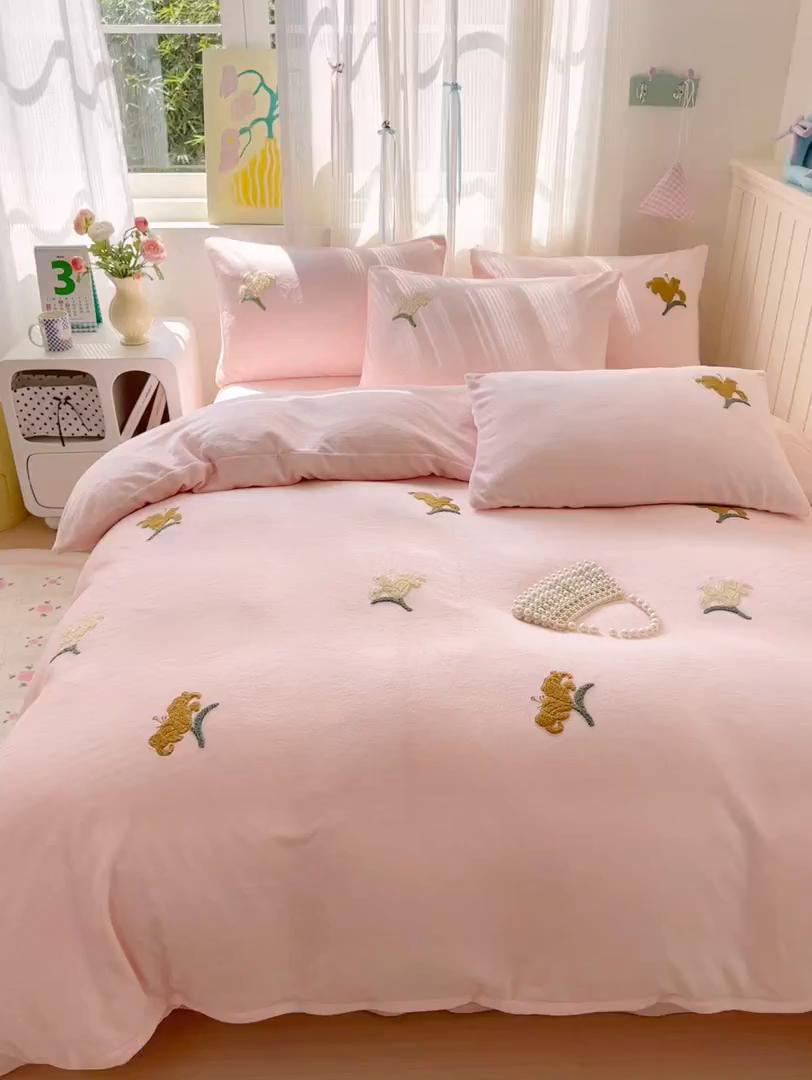 91家纺网 家纺一手货源 找家纺 典雅家纺 2025新款高克重牛奶绒毛巾绣系列四件套-香水百合 粉色