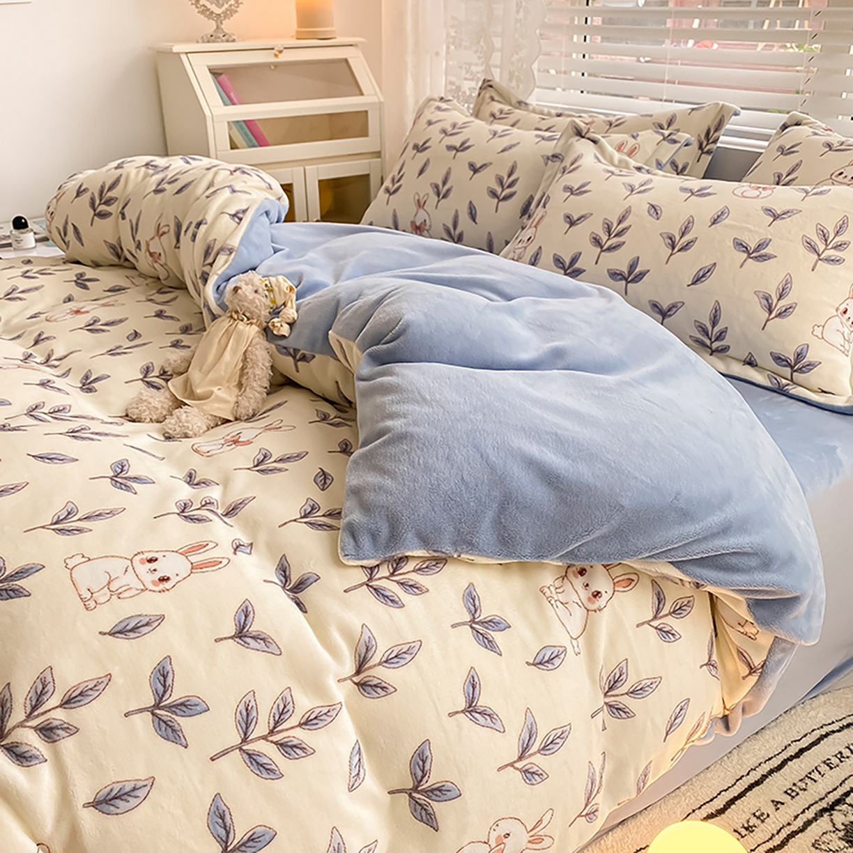 91家纺网 家纺一手货源 找家纺 瑞莱 2025新款A类200克高克重秋冬印花牛奶绒四件套-卡通系列 绒芳草集