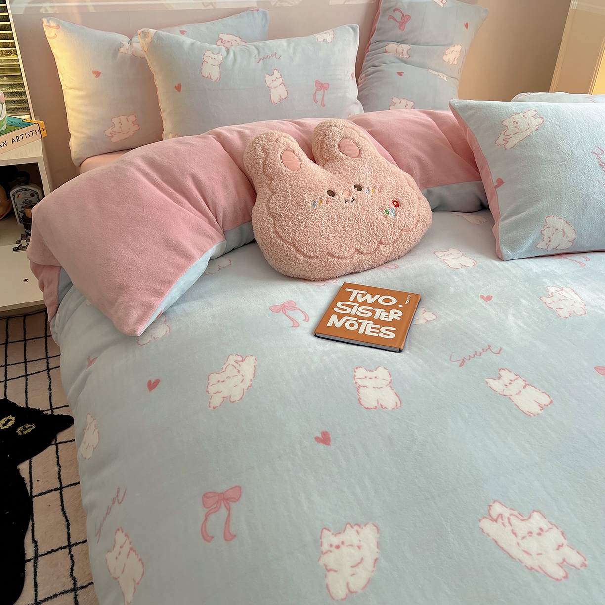 91家纺网 家纺一手货源 找家纺 瑞莱 2025新款A类200克高克重秋冬印花牛奶绒四件套-卡通系列 甜心猫咪