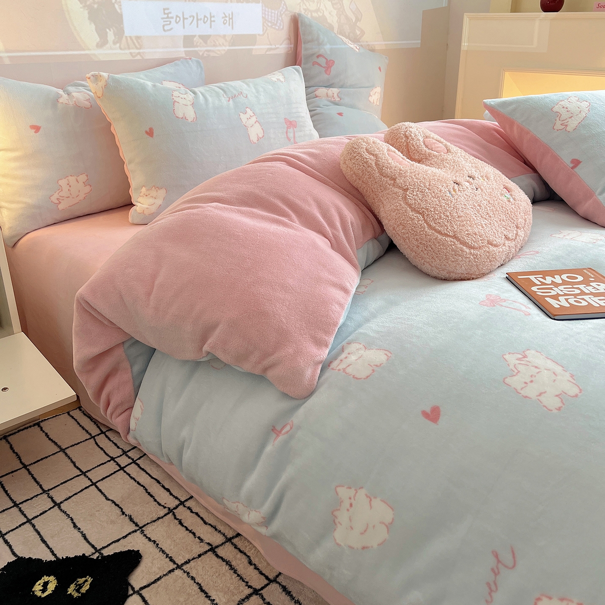 91家纺网 家纺一手货源 找家纺 瑞莱 2025新款A类200克高克重秋冬印花牛奶绒四件套-卡通系列 甜心猫咪