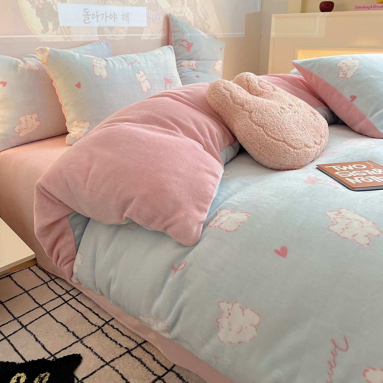 91家纺网 家纺一手货源 找家纺 瑞莱 2025新款A类200克高克重秋冬印花牛奶绒四件套-卡通系列 甜心猫咪