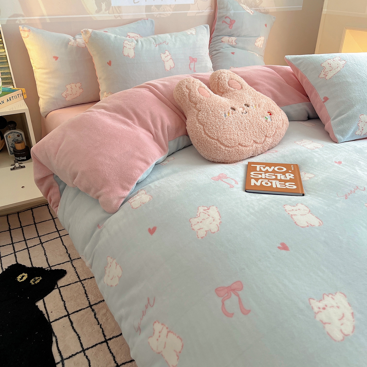 91家纺网 家纺一手货源 找家纺 瑞莱 2025新款A类200克高克重秋冬印花牛奶绒四件套-卡通系列 甜心猫咪