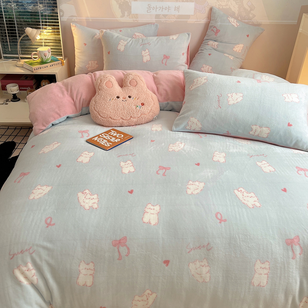 91家纺网 家纺一手货源 找家纺 瑞莱 2025新款A类200克高克重秋冬印花牛奶绒四件套-卡通系列 甜心猫咪